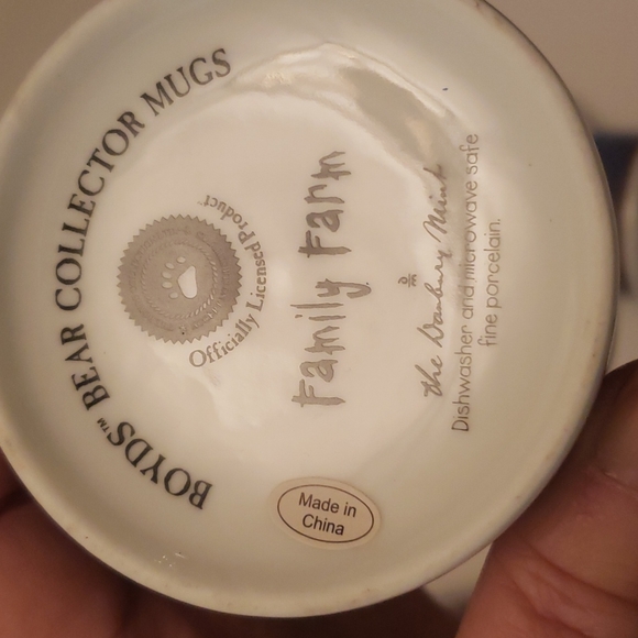 Five Boyd's Bear Mugs includes (5) - Picture 7 of 12